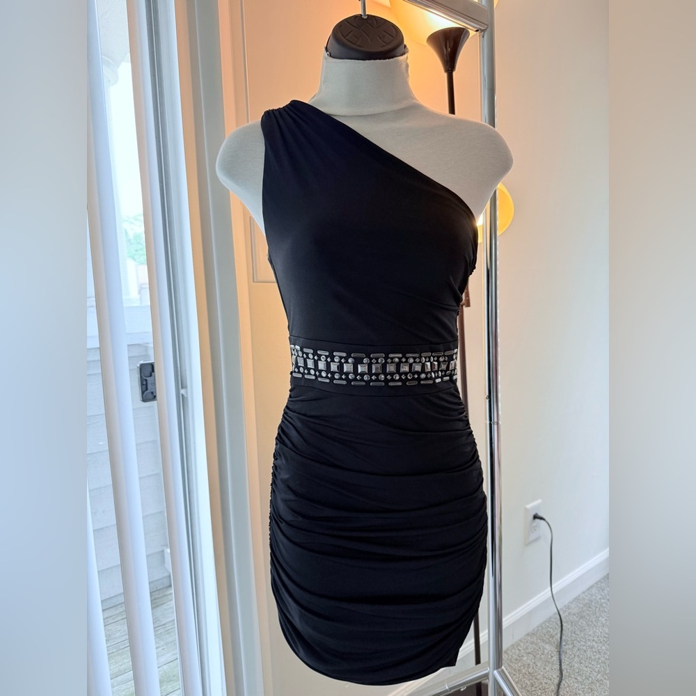 💥Chic Black One-Shoulder Dress with Embellished Waist💥